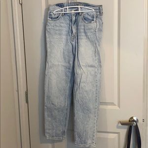 Light wash American Eagle Mom jeans
